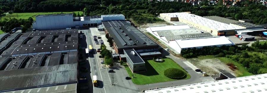 Alumecos hovedkvarter i Odense rummer kontorer, højreoler, lager og produktionsfaciliteter.